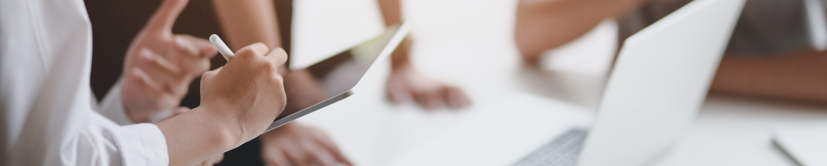 Foto von Personen mit Tablet und Laptop